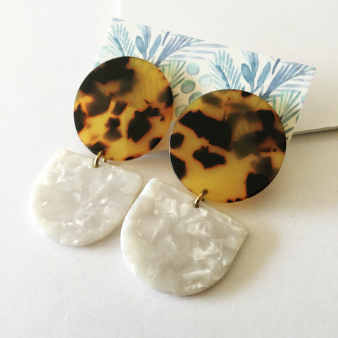 Fearne Earrings: White, Brown Tort