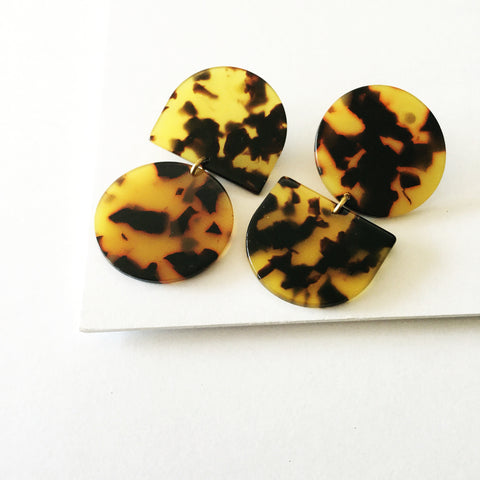 Fearne Earrings: Brown Tort